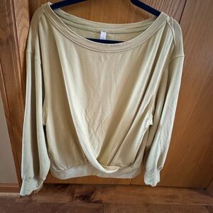 Women's Lululemon pale yellow boat neck v front Long Sleeve Top sz 8 in EUC